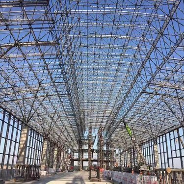 山東大型鋼結(jié)構(gòu)企業(yè) 引領(lǐng)行業(yè)發(fā)展的力量與鋼結(jié)構(gòu)網(wǎng)架技術(shù)詳解